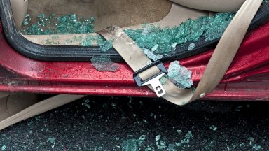 Кола се блъсна в мантинелата на АМ "Тракия" до Пловдив, двама са пострадали