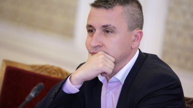 Бившият министър на енергетиката Александър Николов води своеобразна разяснителна кампания