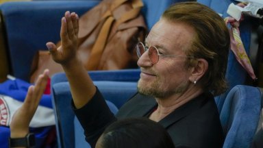 Боно от "U2" поздрави папата за програмата, която приобщава момичета (снимки)