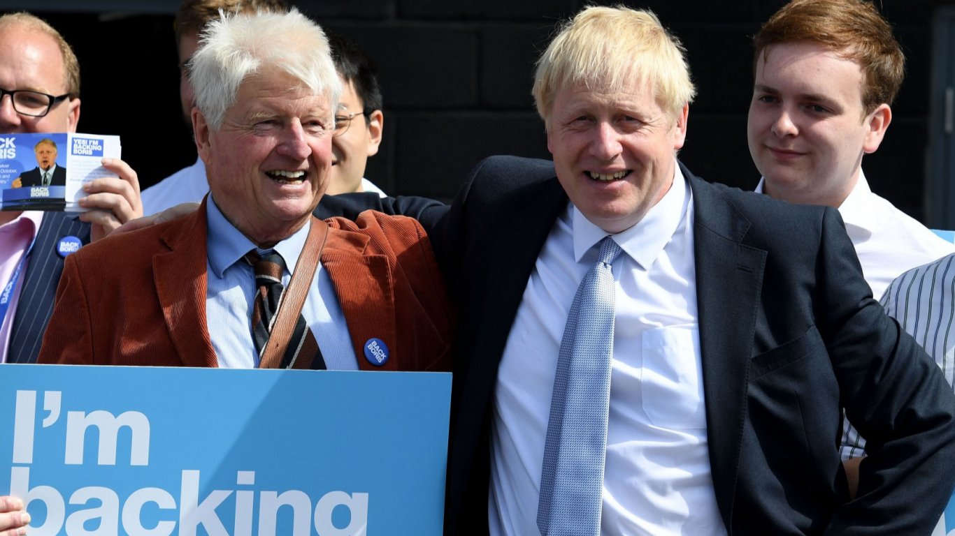 Борис Джонсън се върна във Великобритания в опит за политическо възкръсване