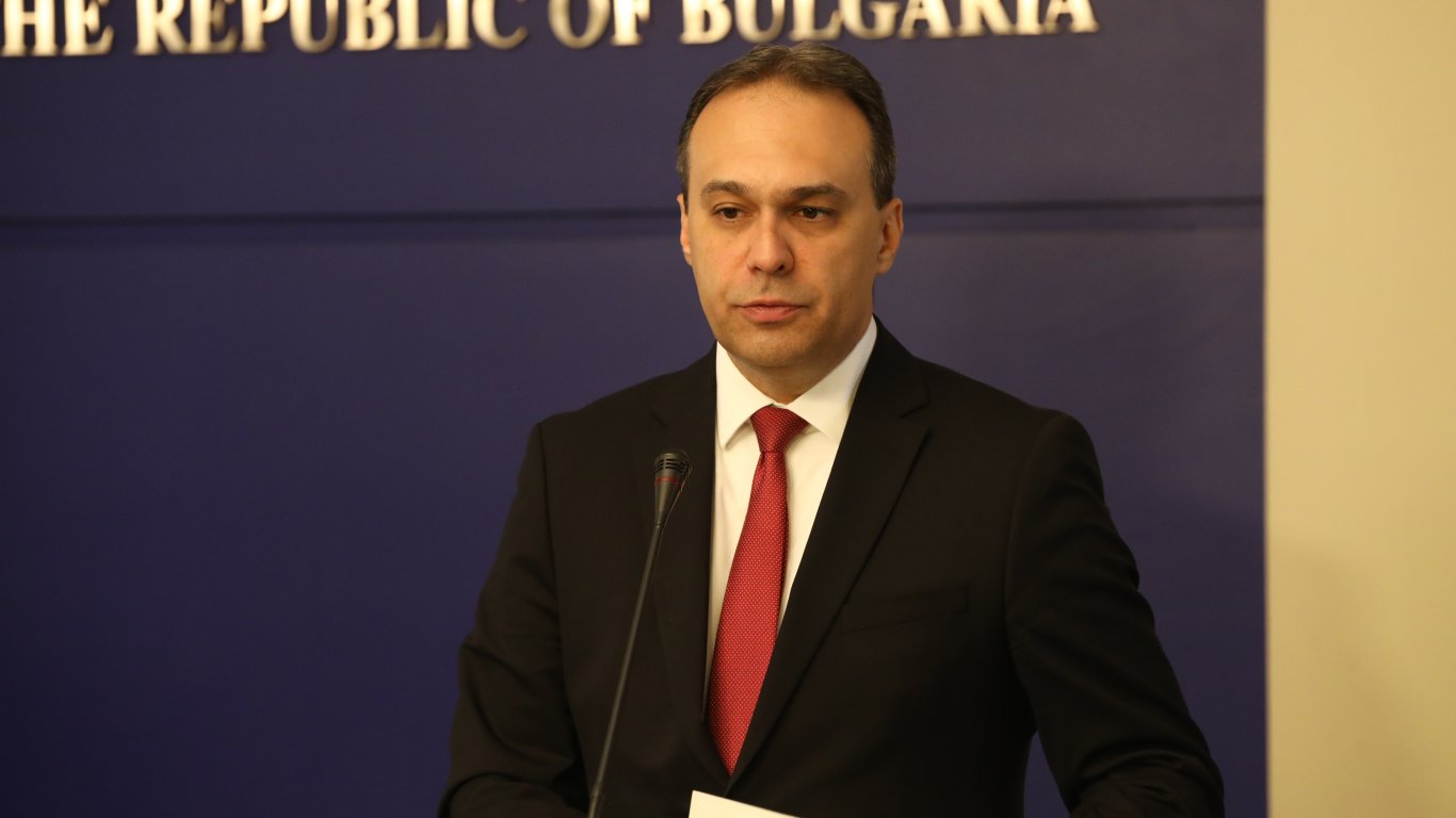  Министърът на отбраната: Нямам информация България да изнася оръжия за Украйна