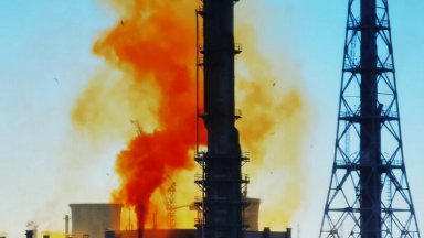 Жълт дим се издига от димитровградския торов завод "Неохим"