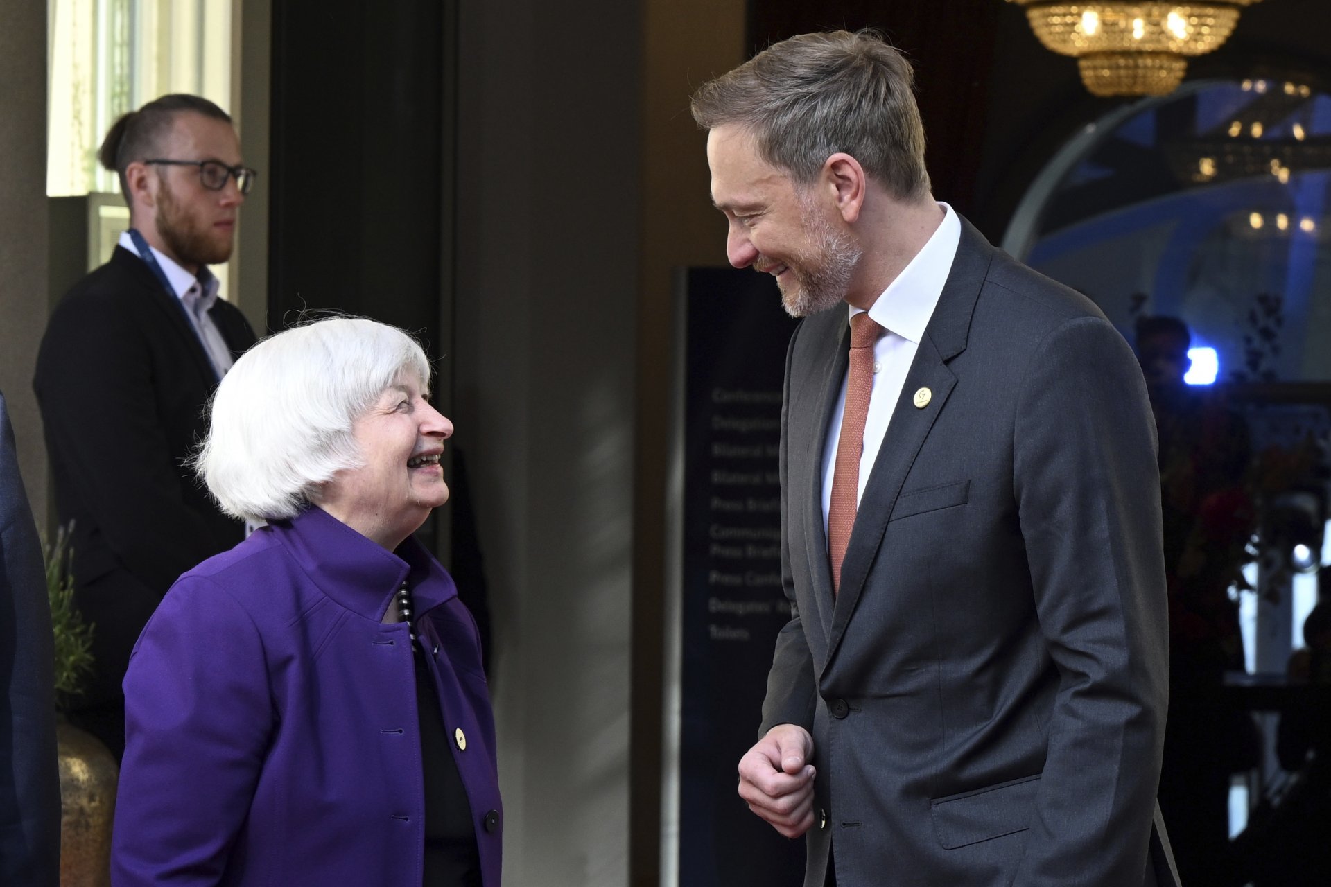 Германският финансов министър Кристиан Линднер, вдясно, приветства министъра на финансите на САЩ Джанет Йелън за срещата на финансовите министри на Г-7 близо до Бон, Германия, четвъртък, 19 май 2022 г.