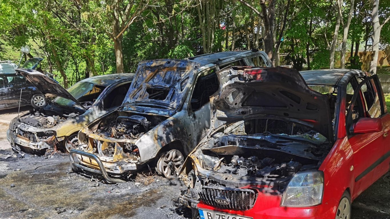 Подпалиха автомобил с украинска регистрация във Варна, изгоряха още 2 коли