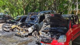 Подпалиха автомобил с украинска регистрация във Варна, изгоряха още 2 коли