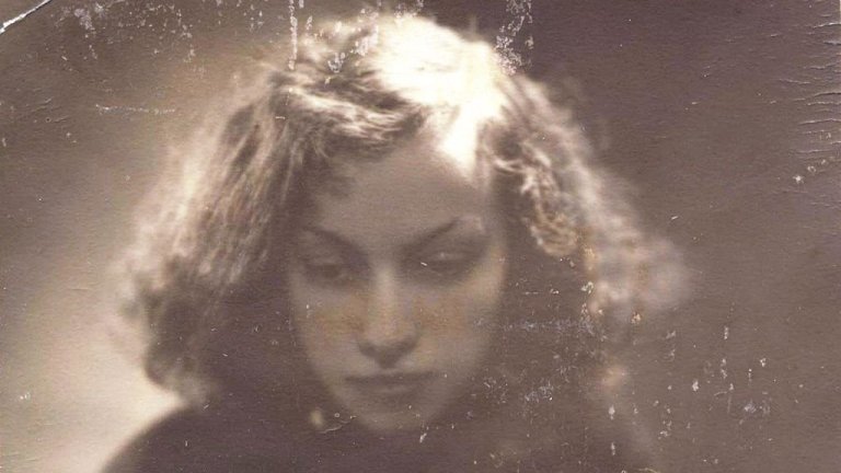 Книга събира на едно място произведенията от трите стихосбирки на Яна Язова