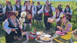 Розоберът в Карловско започна с красивия ритуал "Гюл се рони" (снимки)