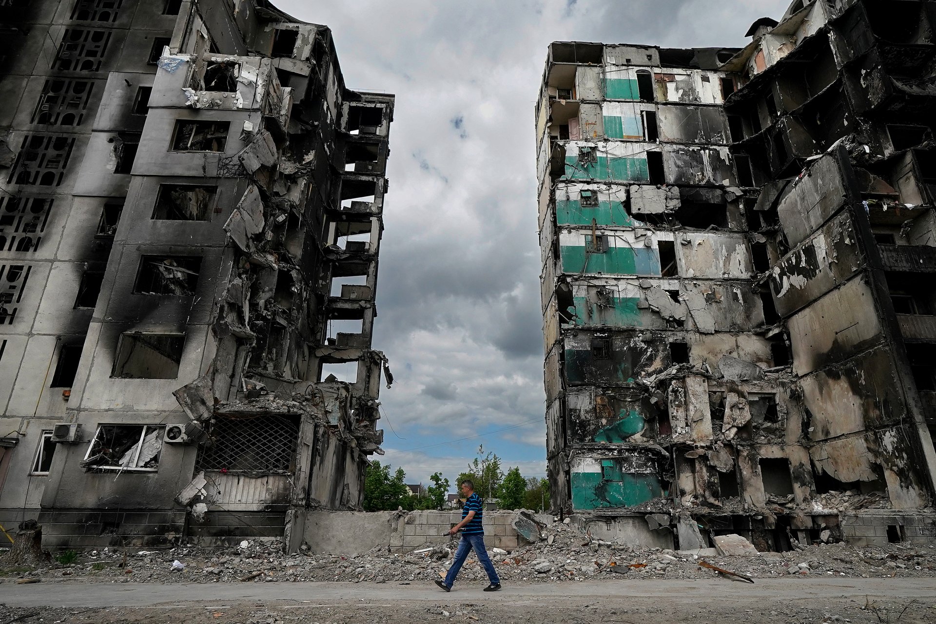 Засегнатите сгради в Бородянка ще бъдат сринати, за да се издигнат отново