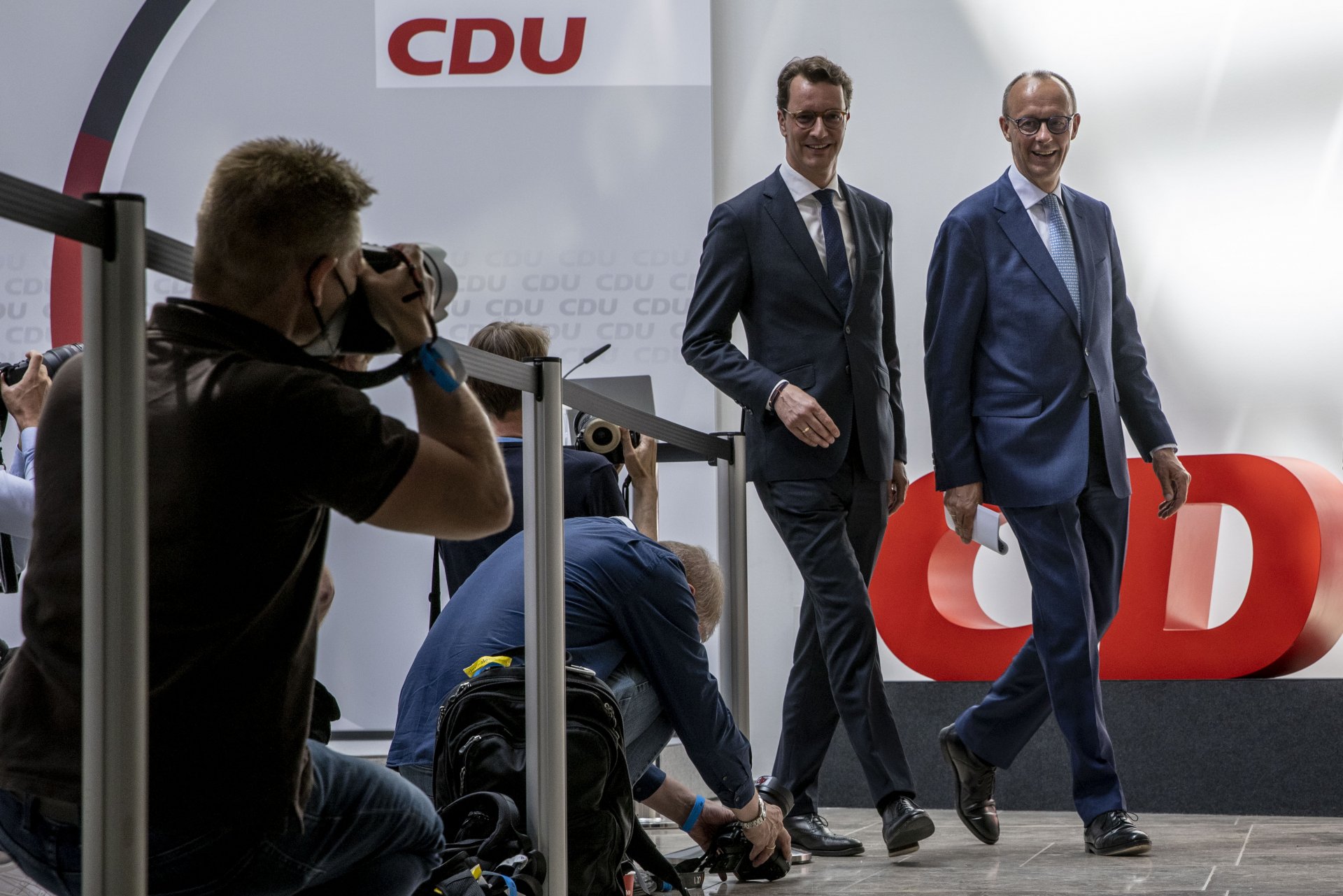 Фридрих Мерц (вдясно), лидер на германските християндемократи (CDU) и министър-председателя на Северен Рейн-Вестфалия Хендрик Вюст, напускат след съвместна пресконференция щаба, ден след като партията им спечели със солидна подкрепа изборите в Северен Рейн-Вестфалия