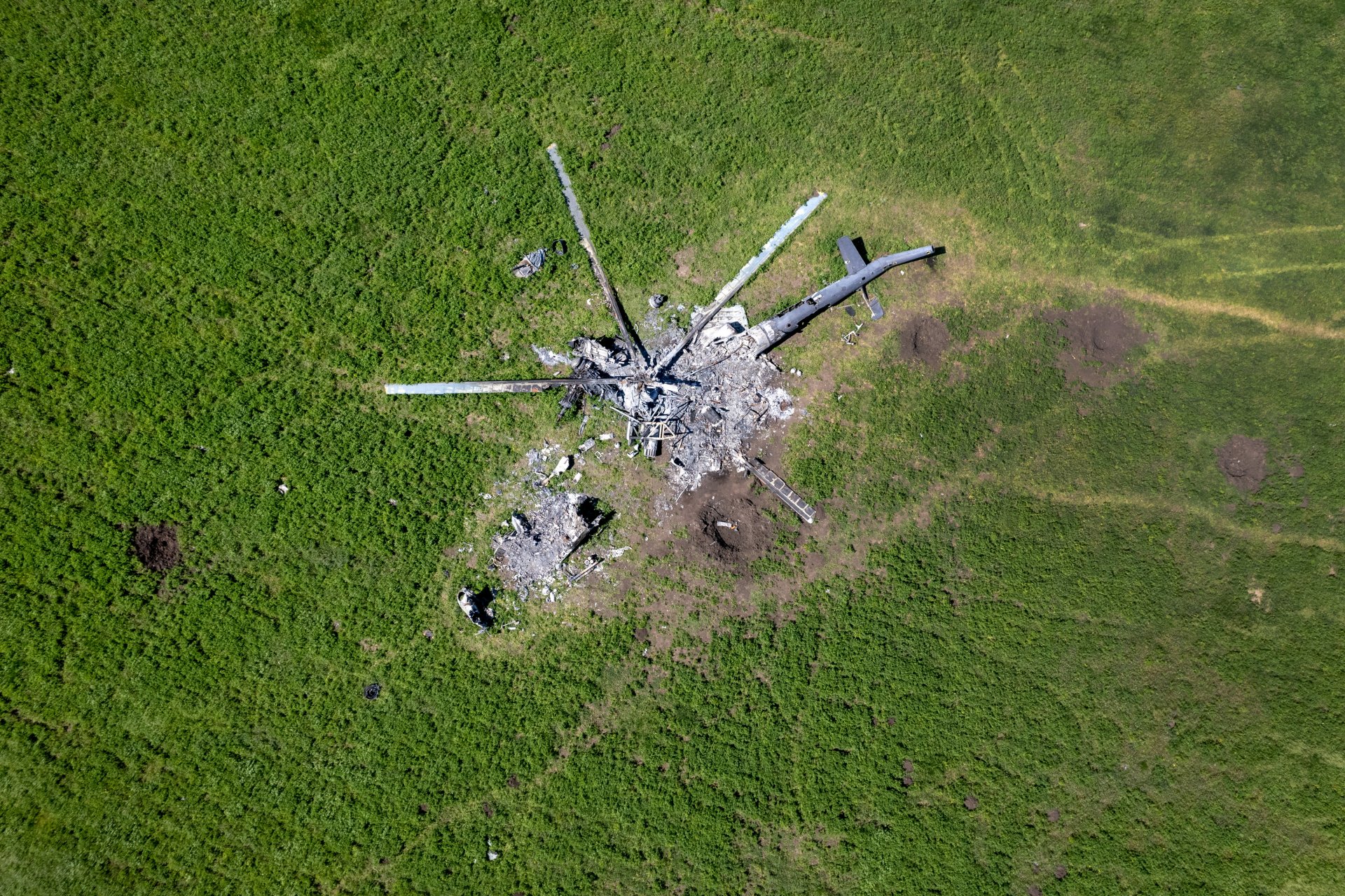  Oстанките на руски хеликоптер лежат в поле, в кратер, образуван от бомба източно от Харков.