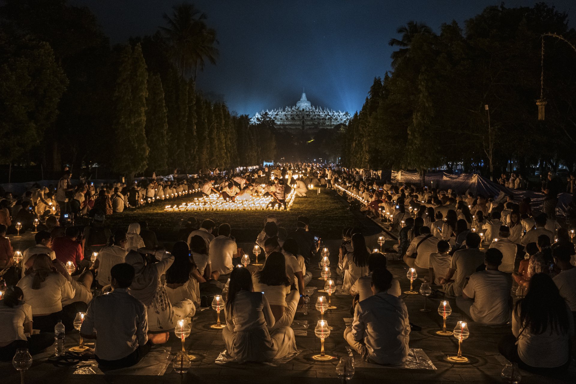 Почитат ражднето, нирваната и смъртта на Буда в Индонезия 