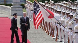 Джо Байдън увери "добрия си приятел" Фумио Кишида, че САЩ са изцяло ангажирани с отбраната на Япония