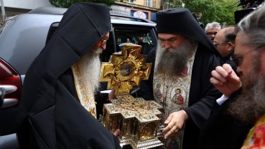 С литийно шествие посрещнаха частици от светите мощи на Кирил и Методий в София (снимки)