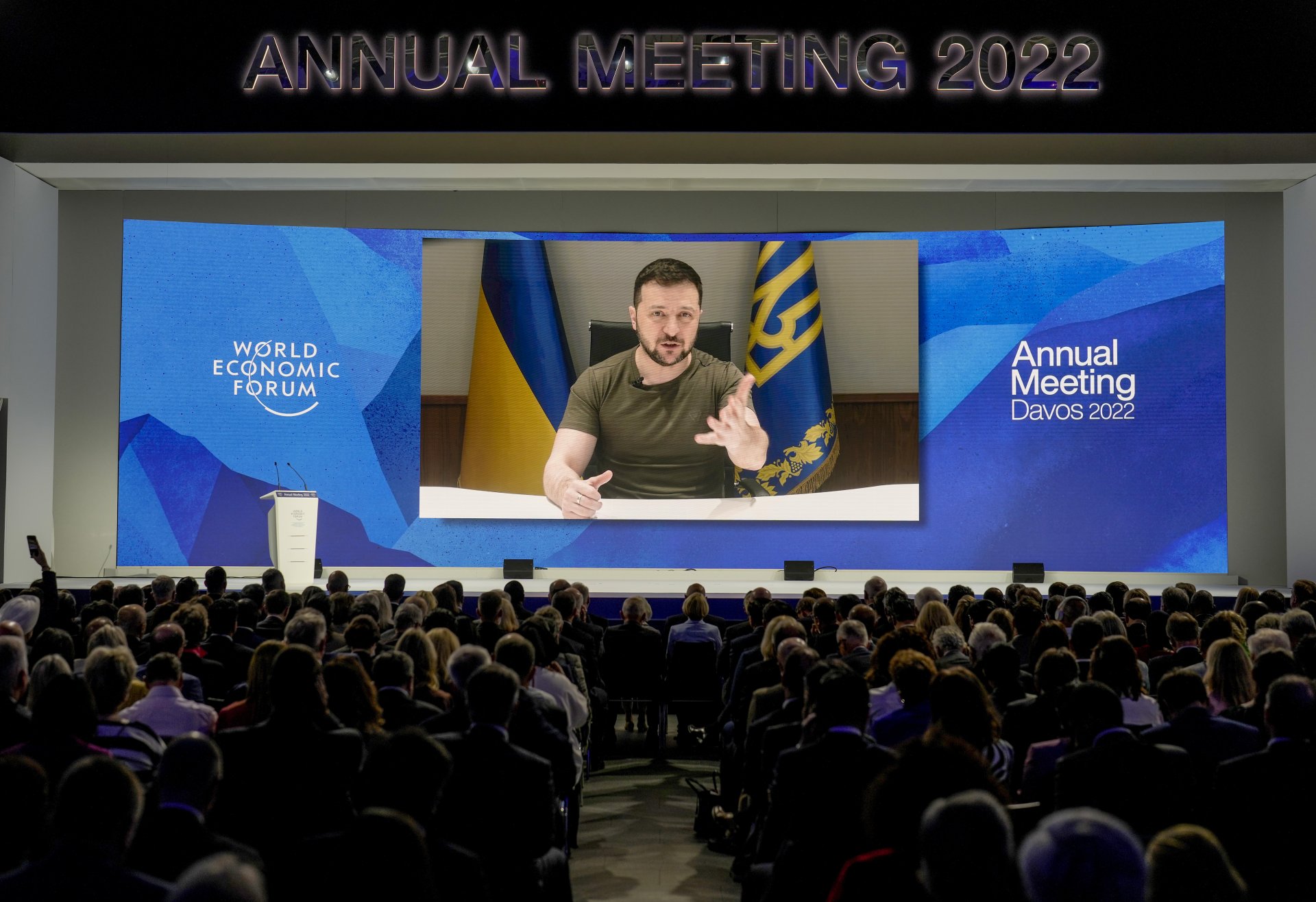 Вoлoдимир Зеленски от екрана при обръщението си към участниците в Световния икономически форум в Давос, понеделник, 23 май 2022 г.