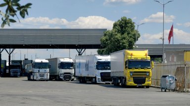 Огромни опашки от ТИР ове са се образували на граничещите с