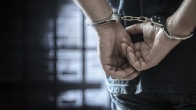 Мъж, излязъл преди месец от затвора за изнасилване, е задържан за блудство