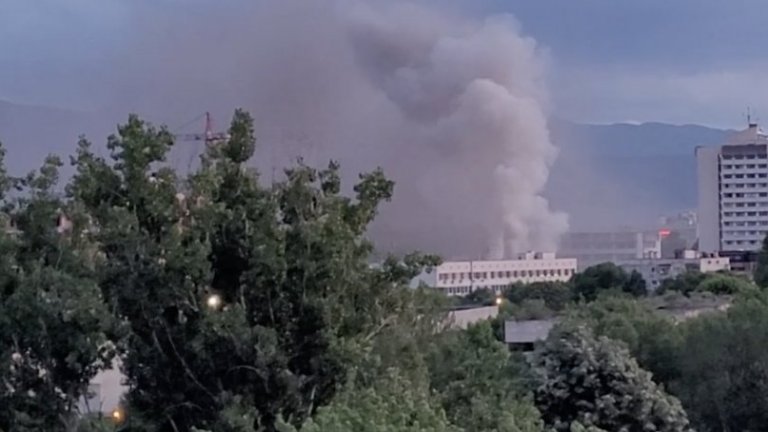 Пожар гори в склад за мебели в Пловдив 