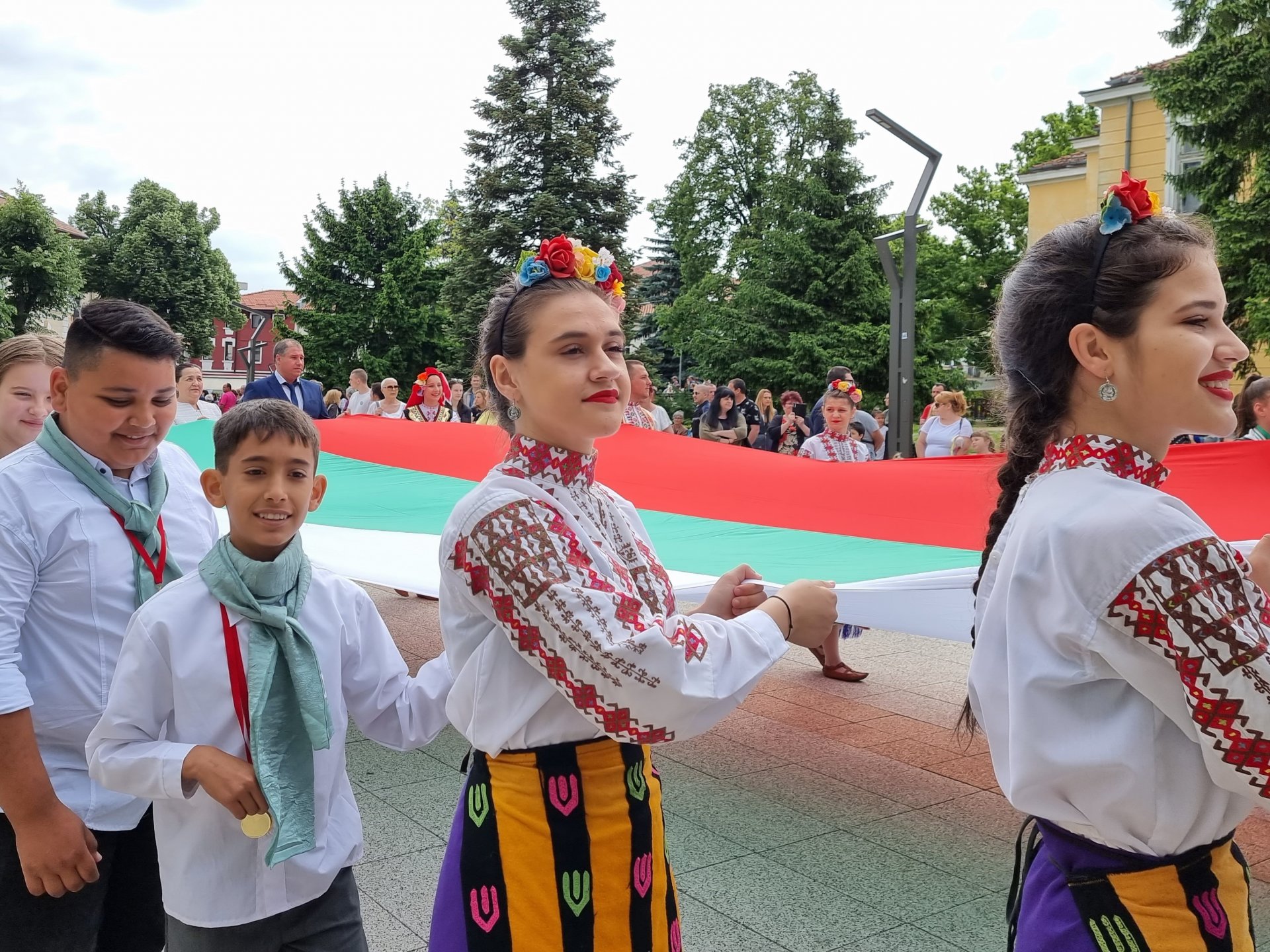 Враца отбелязва 24 май с празнично шествие с 25-метров национален трибагреник, носен от повече от 70 ученици