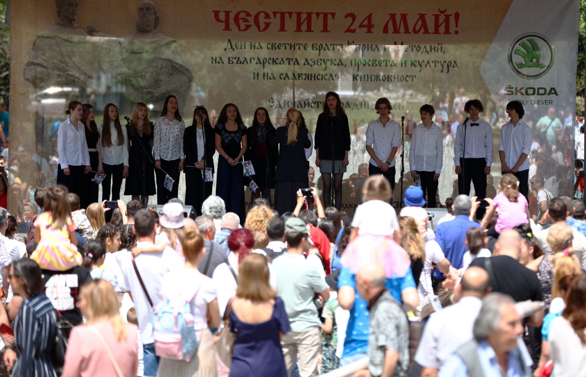 Концерт спектакъл със стотици ученици пред Народния театър "Иван Вазов" 