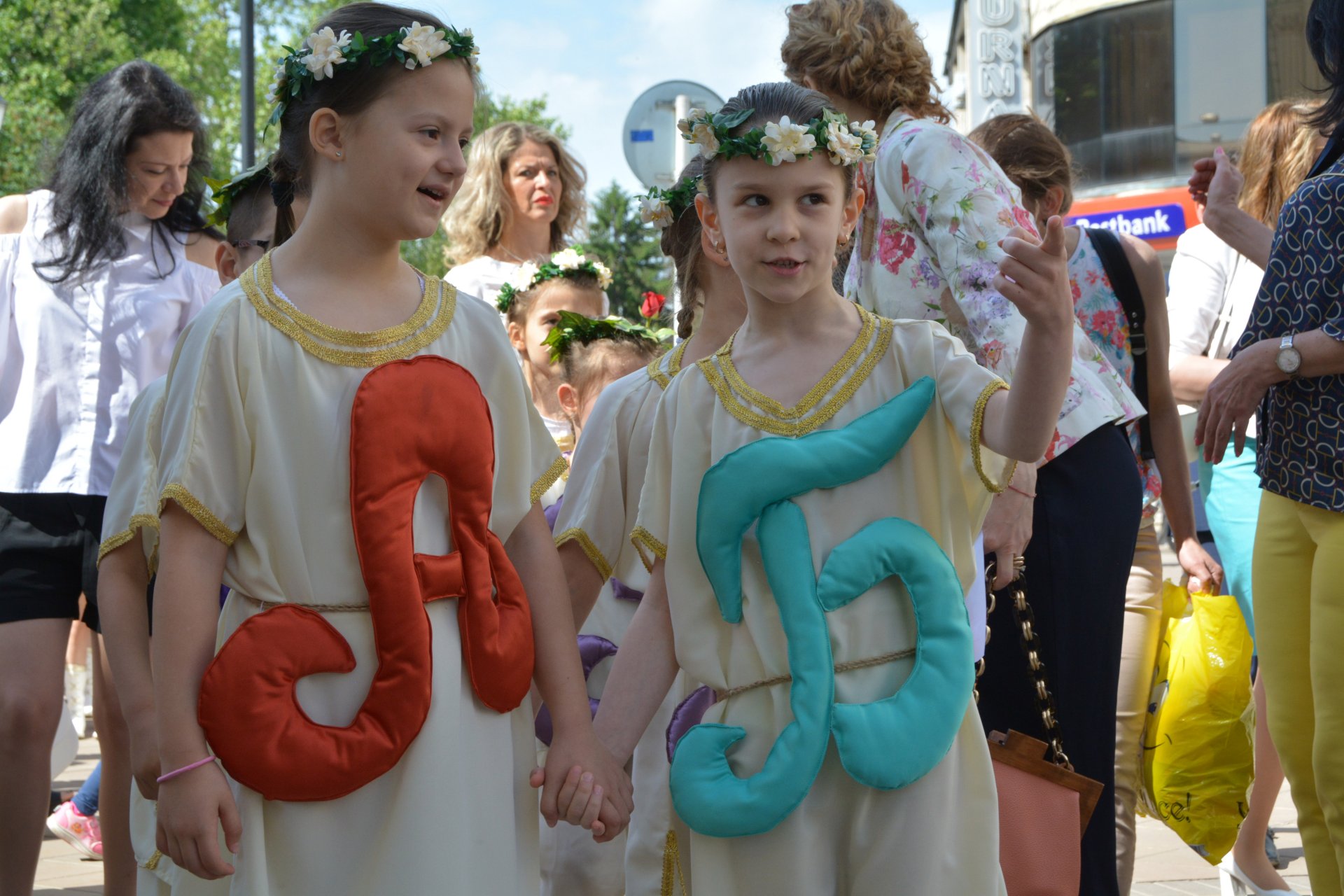  Хиляди ученици, учители и родители шестваха в Русе за 24 май 