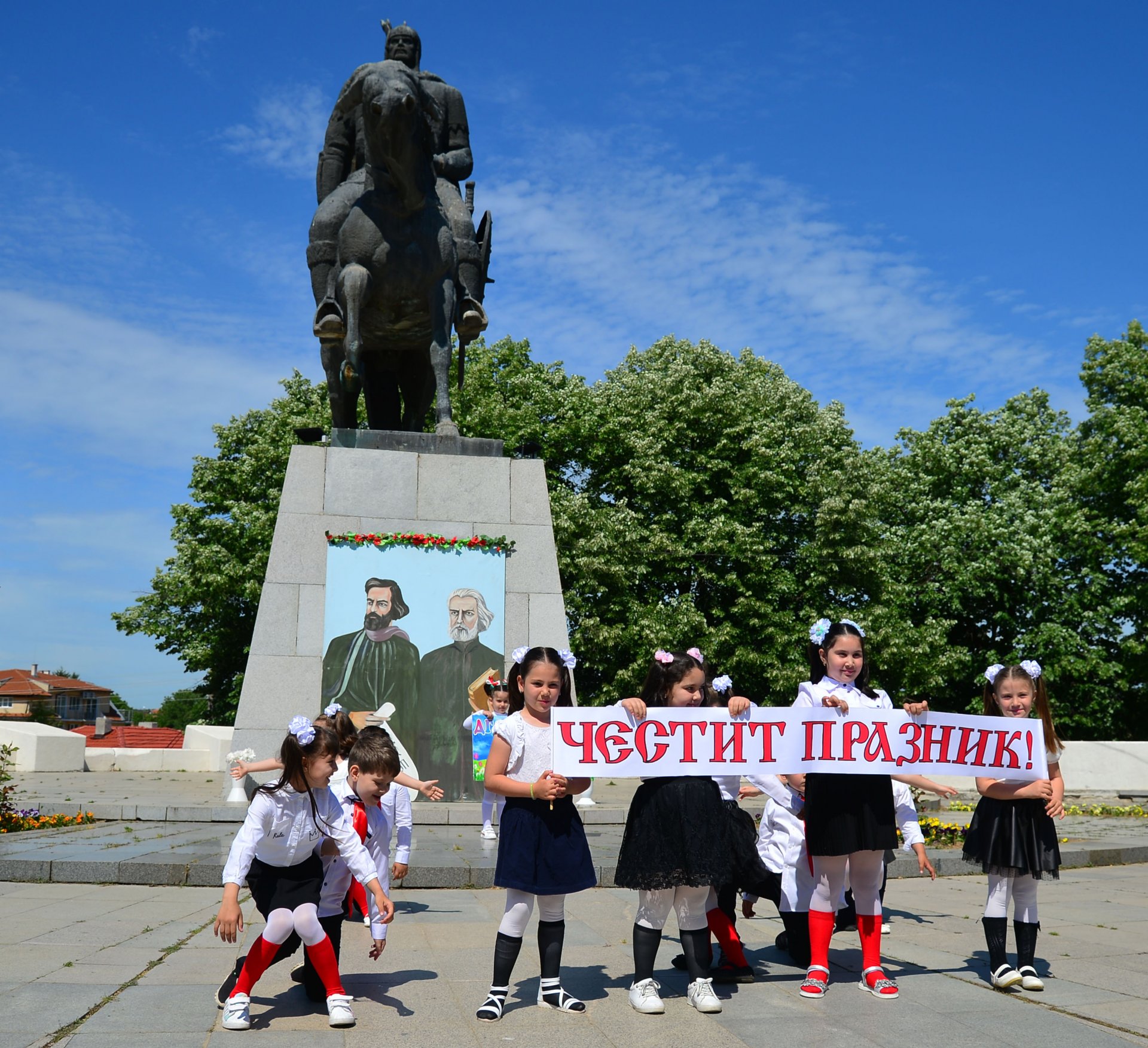 Пред паметника на Хан Аспарух, на централния площад в Исперих деца и ученици от училищата изнесоха празничен спектакъл