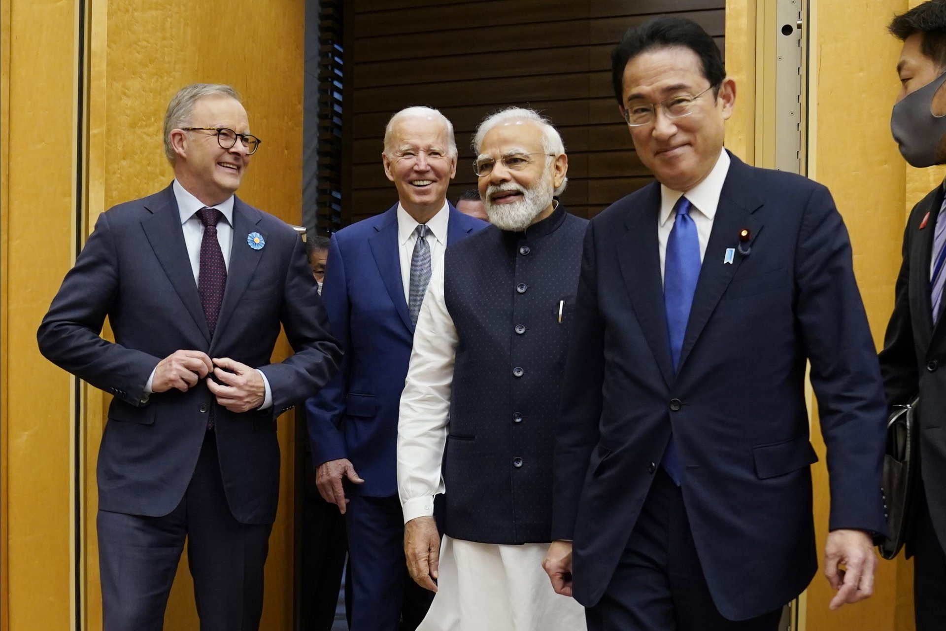 Премиерът на Австралия Антъни Албанезе, вляво, президентът на САЩ Джо Байдън, индийският премиер Нарендра Моди и японският премиер Фумио Кишида, вдясно, по време на срещата на върха на групата КУАД (QUAD) в двореца Кантей, 24 май 2022 г., в Токио