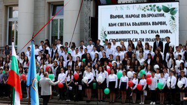 Дете от хора припадна, докато докато пее пред Народната библиотека, Петков се спусна да му помогне 