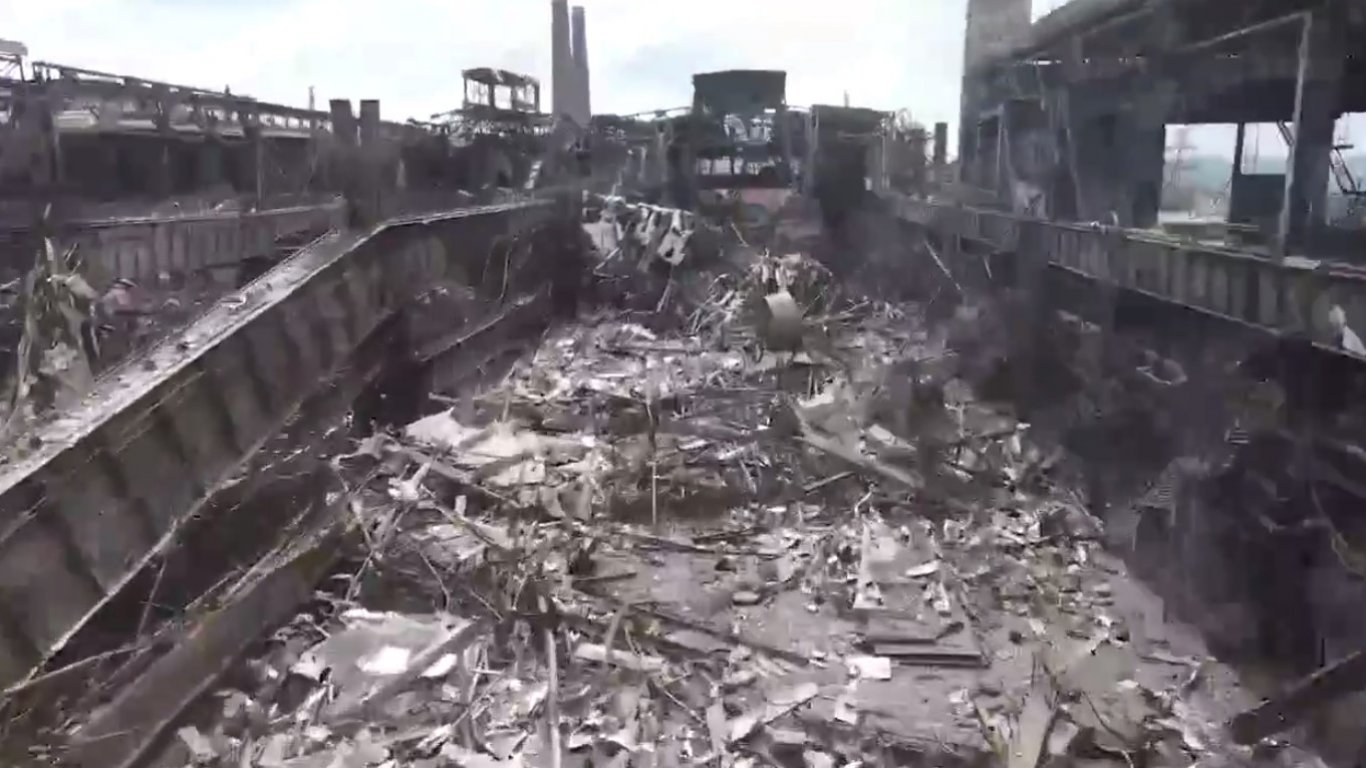 Показаха какво е останало от металургичния завод "Азовстал" в Мариупол (видео)