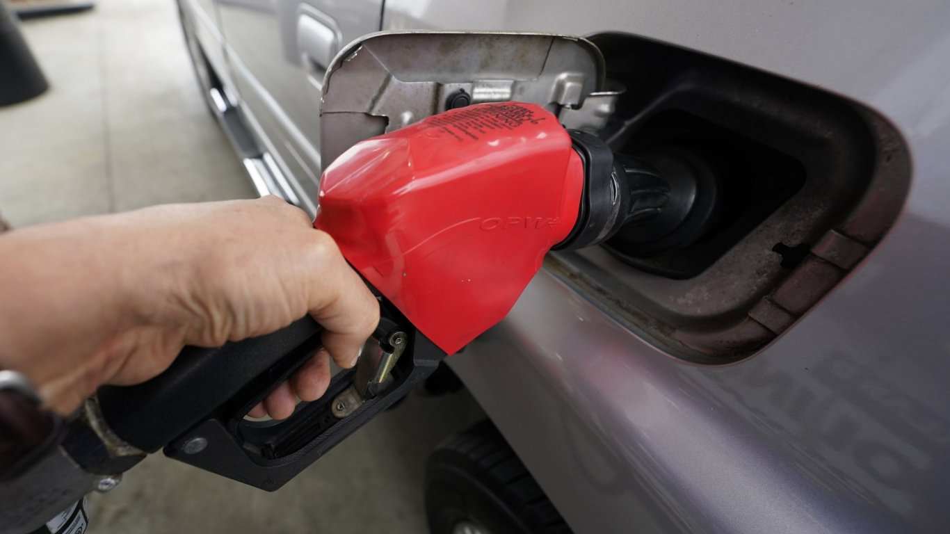 Парламентът прие бюджета, но прекрати от 1 януари отстъпката от 25 стотинки за гориво