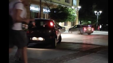 Шофьори паркират в нарушение пред Народния театър в София