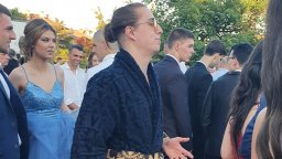  Абитуриент отиде на бал по джапанки и халат в Кюстендил, друг - със златна каляска в Пловдив