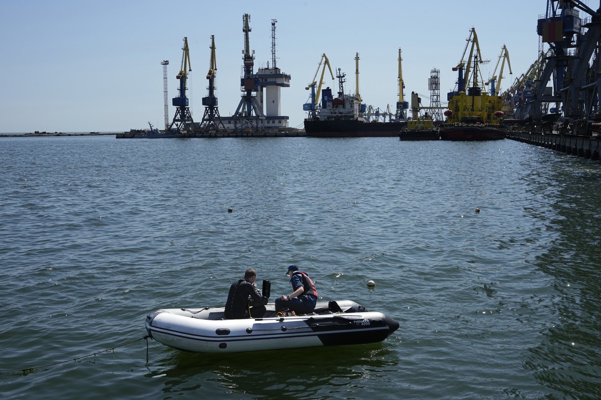 Разминиране на пристанището на Мариупол, най-голямото на Азовско море