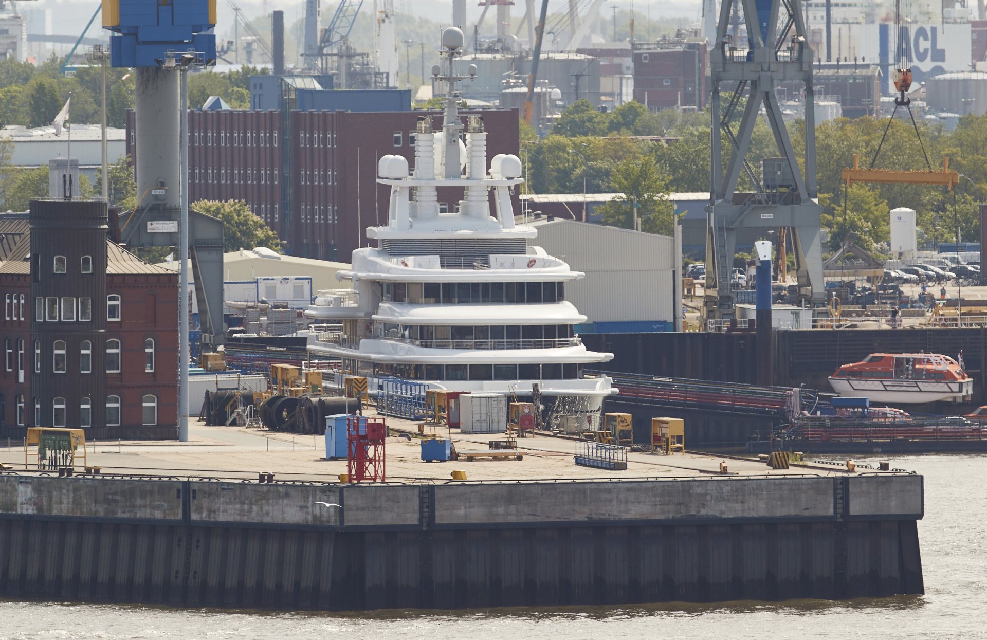Мега яхтата Luna в пристанището на корабостроителницата на Хамбург, Германия, 16 май 2022 г. Задържаната луксозна яхта принадлежи на руския бизнесмен Фархад Ахмедов, включен от 8 април в списъка с лица, срещу които ЕС наложи санкции