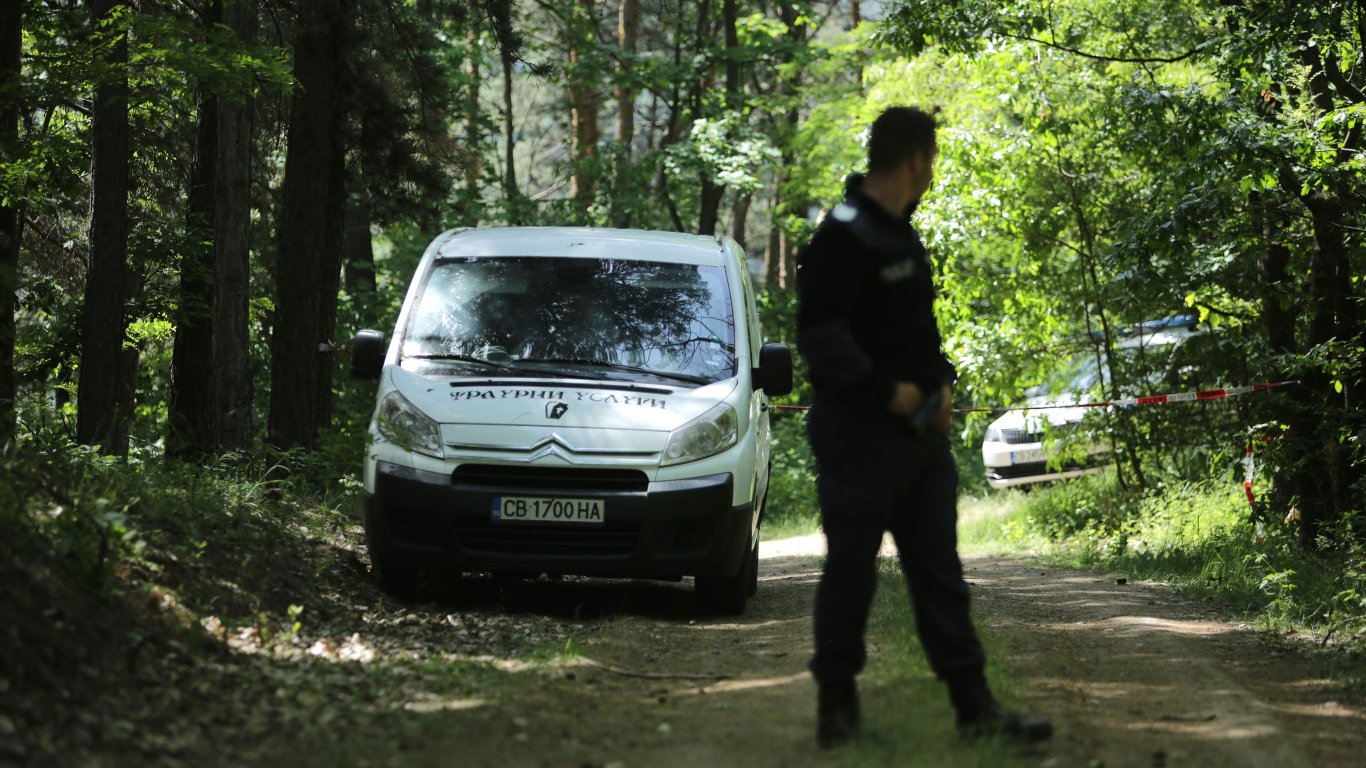 След новооткритите 6 тела: Възможно е да бъдат намерени още нелегално погребани край Банкя 