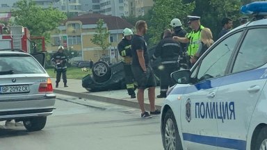 Кола се преобърна по таван на столичния булевард "Ал. Малинов"