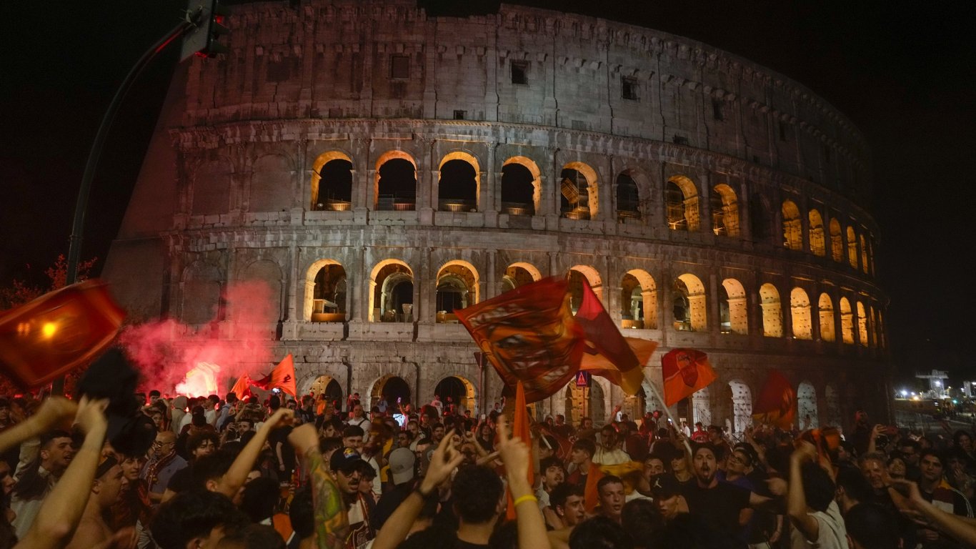 61 години стигат: Eуфория по улиците на Рим