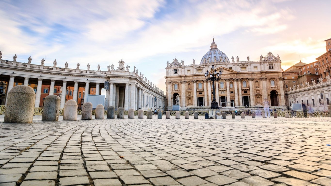 Висш служител на Ватикана: На свещениците трябва да бъде позволено да се женят
