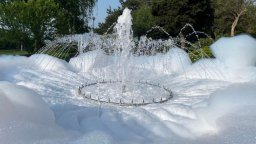 Нов хит сред децата: Изсипваха шампоан във фонтаните в Несебър и Царево (снимки)