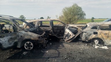 Три коли изгоряха след верижна катастрофа  на "Тракия" край Пловдив (видео)