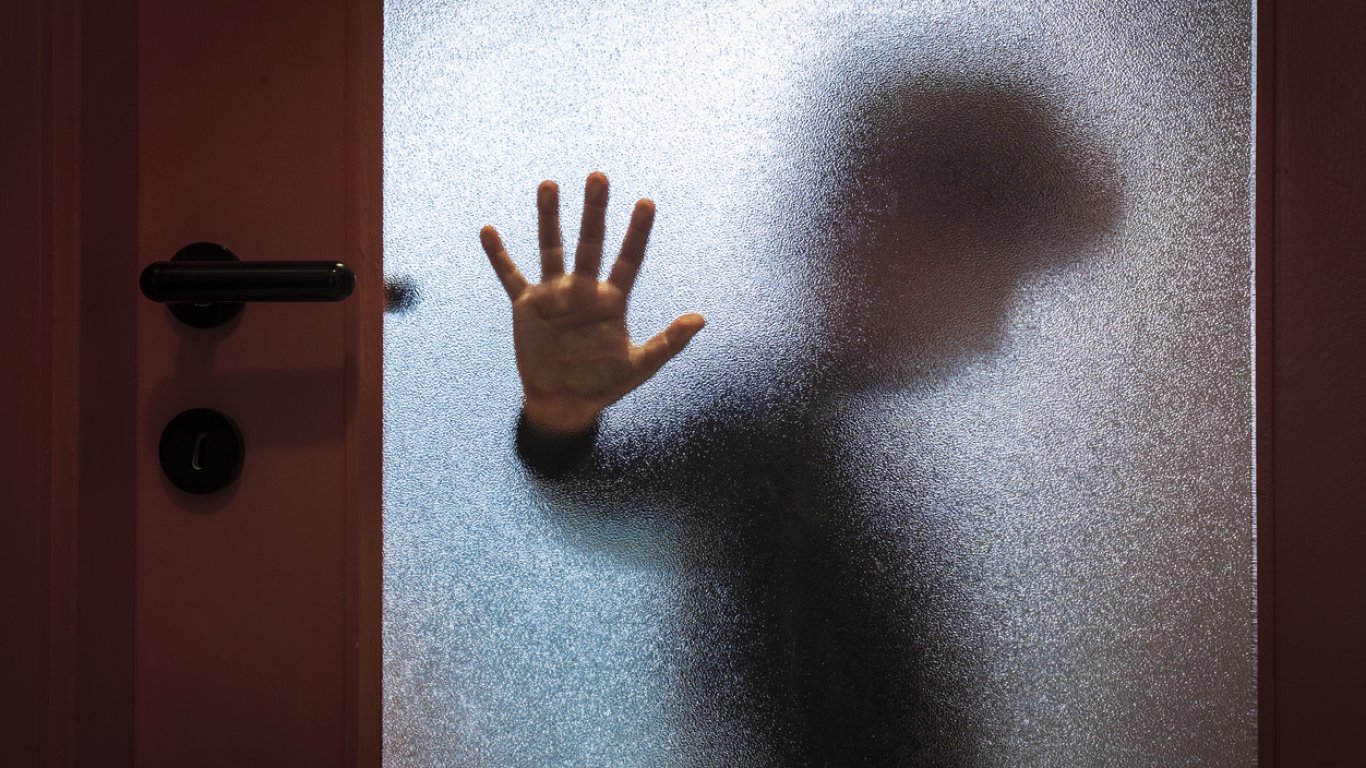 Насилие в социален дом в Лесново: Възпитателка удря шамари и бие на малко дете