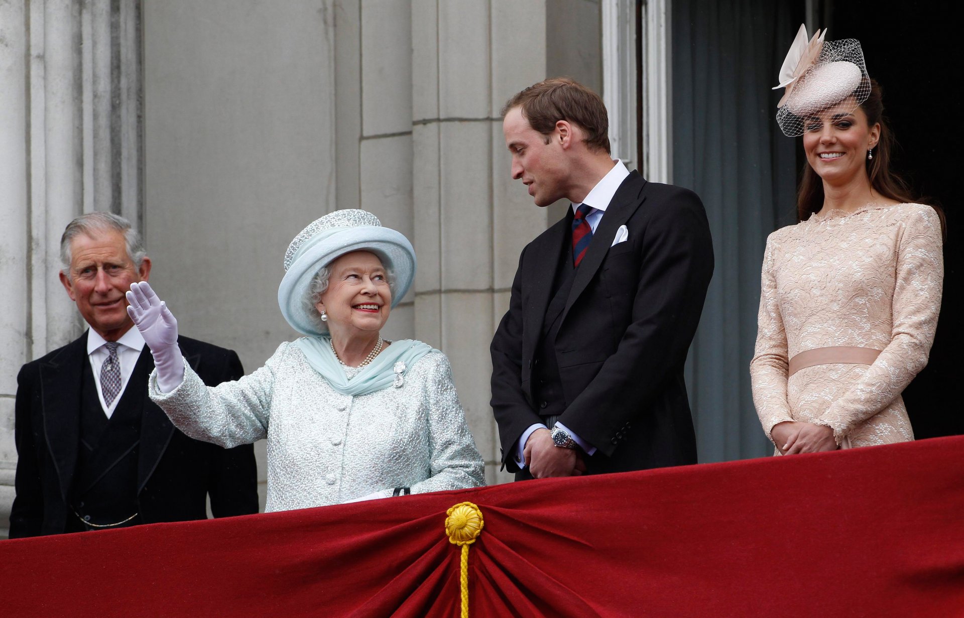 Принц Чалрз, кралица Елизабет Втора, принц Уилям и Кейт Мидълтън