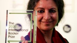 Индийската писателка Гитанджали Шри се наложи над утвърдени автори за наградата "Букър" с роман, написан на хинди