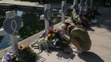 След масовата стрелба в училище в Тексас: Съпругът на убита учителка починал от скръб (снимки)