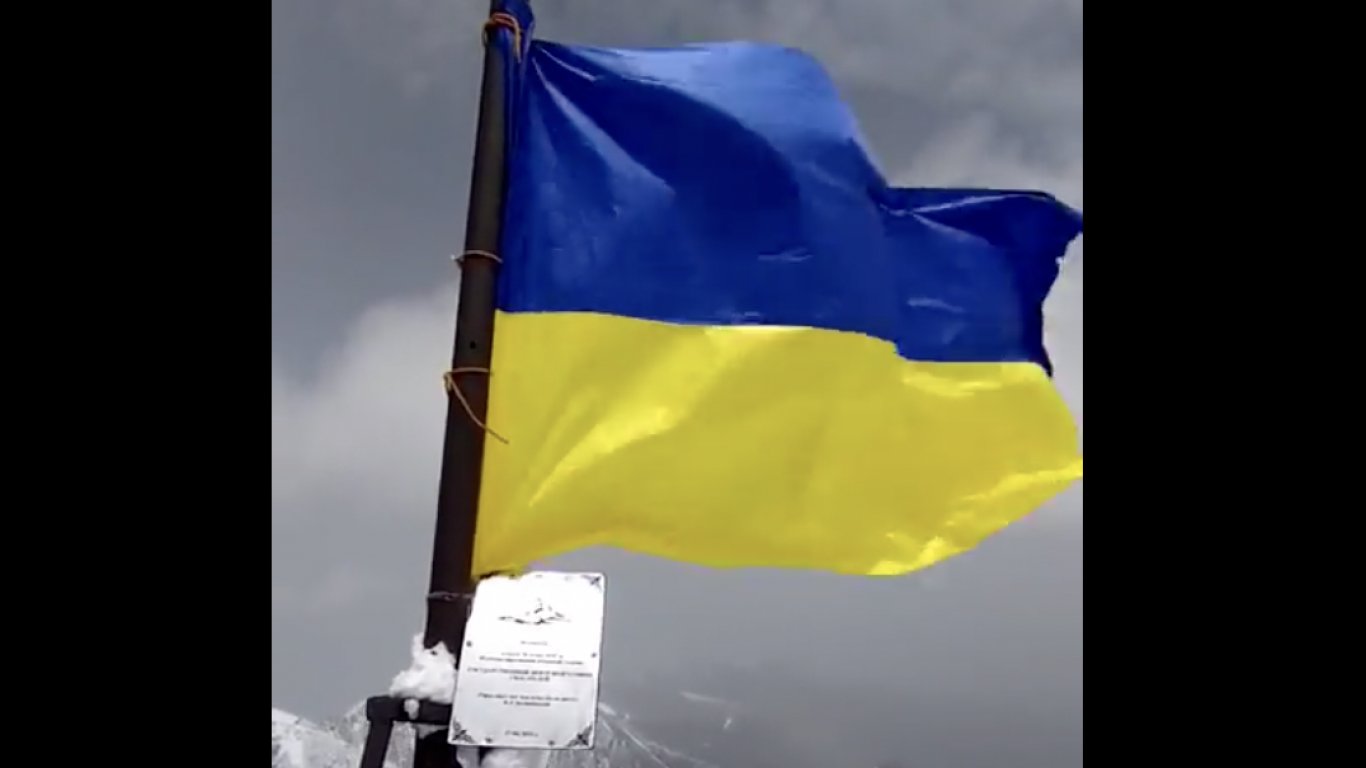 Киргизстанската полиция търси кой заби украинското знаме на връх Путин