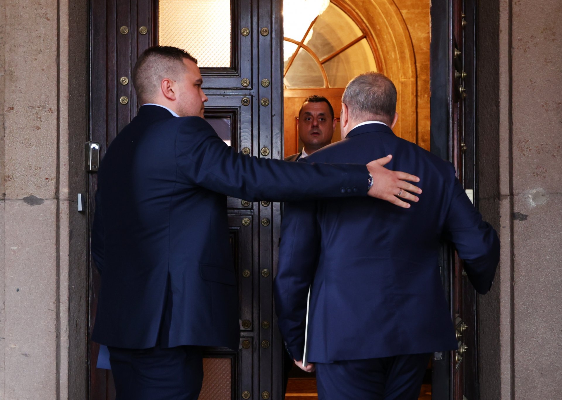 Станислав Балабанов (вляво) и Гроздан Караджов влизат за Коалиционен съвет в сградата на Министерския съвет
