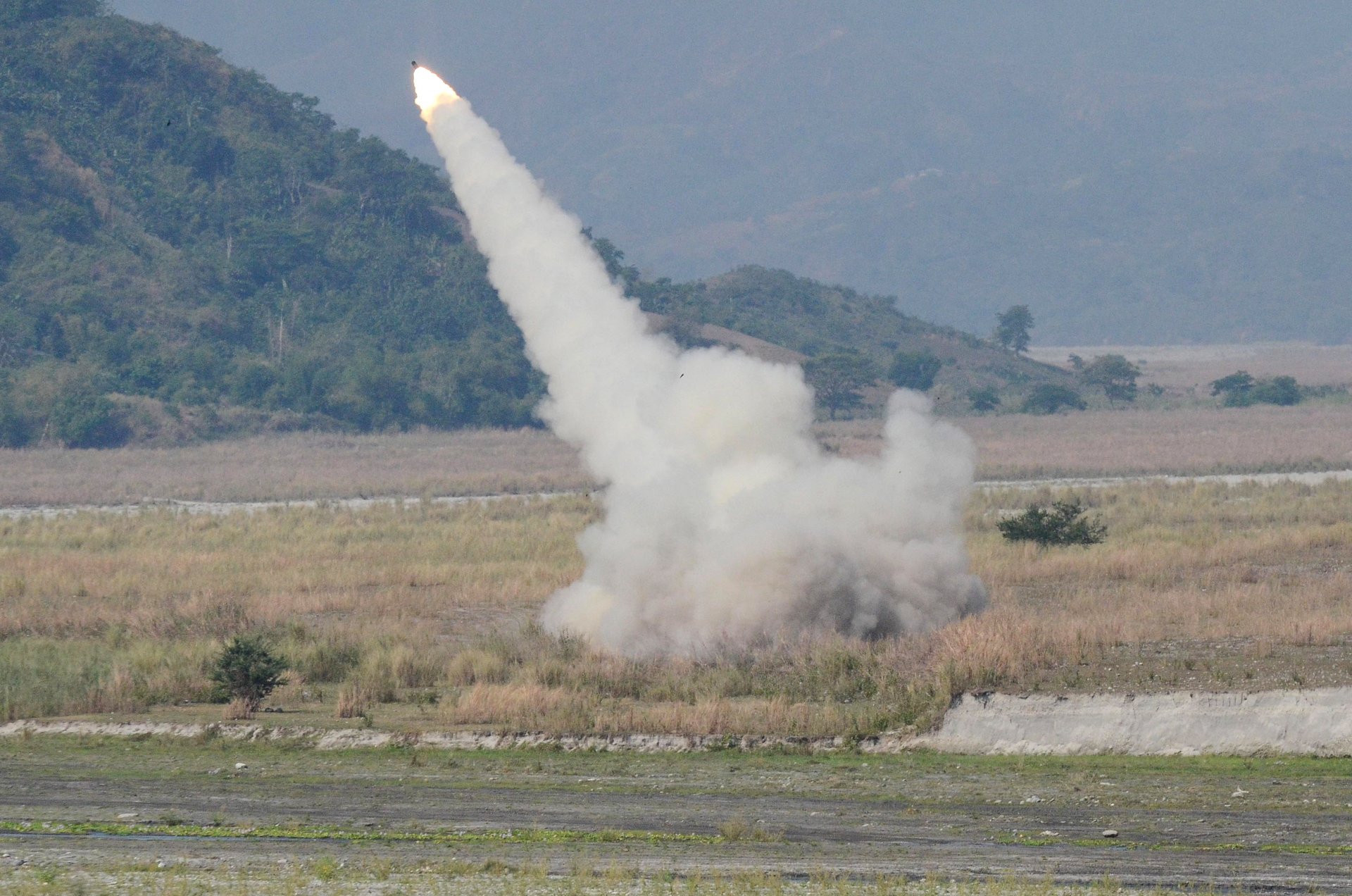 Изстрелване на ракета от системата за залпов огън с висока проходимост HIMARS