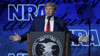 Адвокати на бившия американски президент Доналд Тръмп поискаха днес от