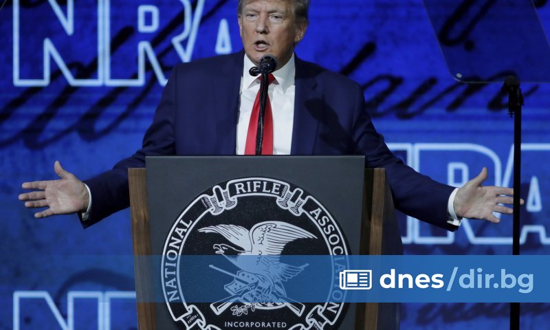 Адвокати на бившия американски президент Доналд Тръмп поискаха днес от