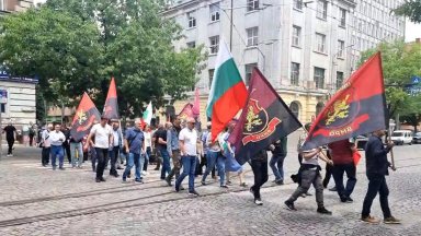 ВМРО блокира бул. "Дондуков" пред КЕВР в София (снимки)