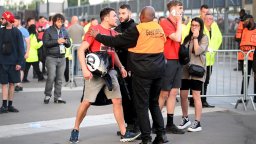 Кошмар в Париж: Пръскат дете със сълзотворен газ край стадиона, бременна също пострада